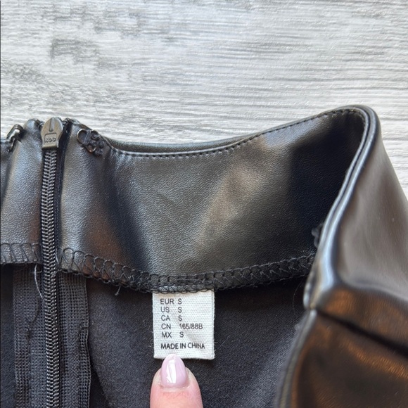 Leather skirt - Picture 2 of 3